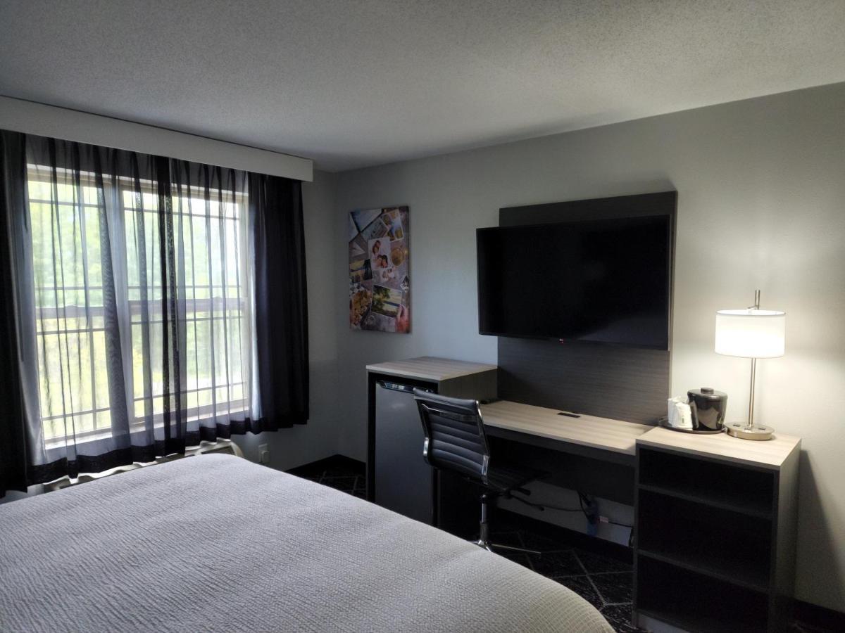 La Quinta Inn & Suites By Wyndham Lake George Ngoại thất bức ảnh