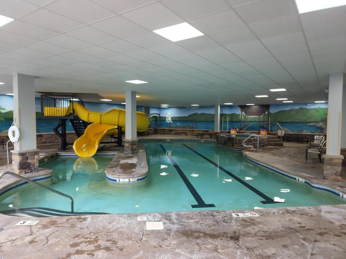La Quinta Inn & Suites By Wyndham Lake George Ngoại thất bức ảnh