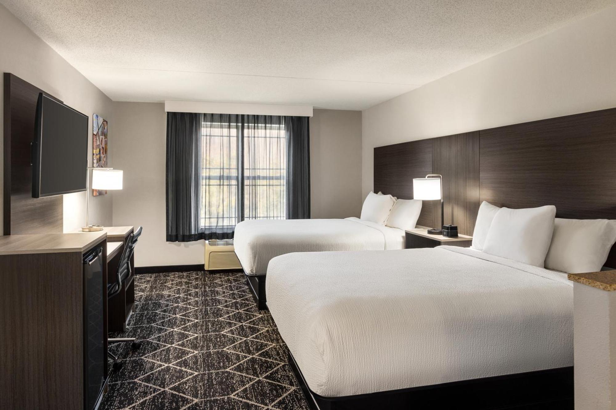 La Quinta Inn & Suites By Wyndham Lake George Ngoại thất bức ảnh