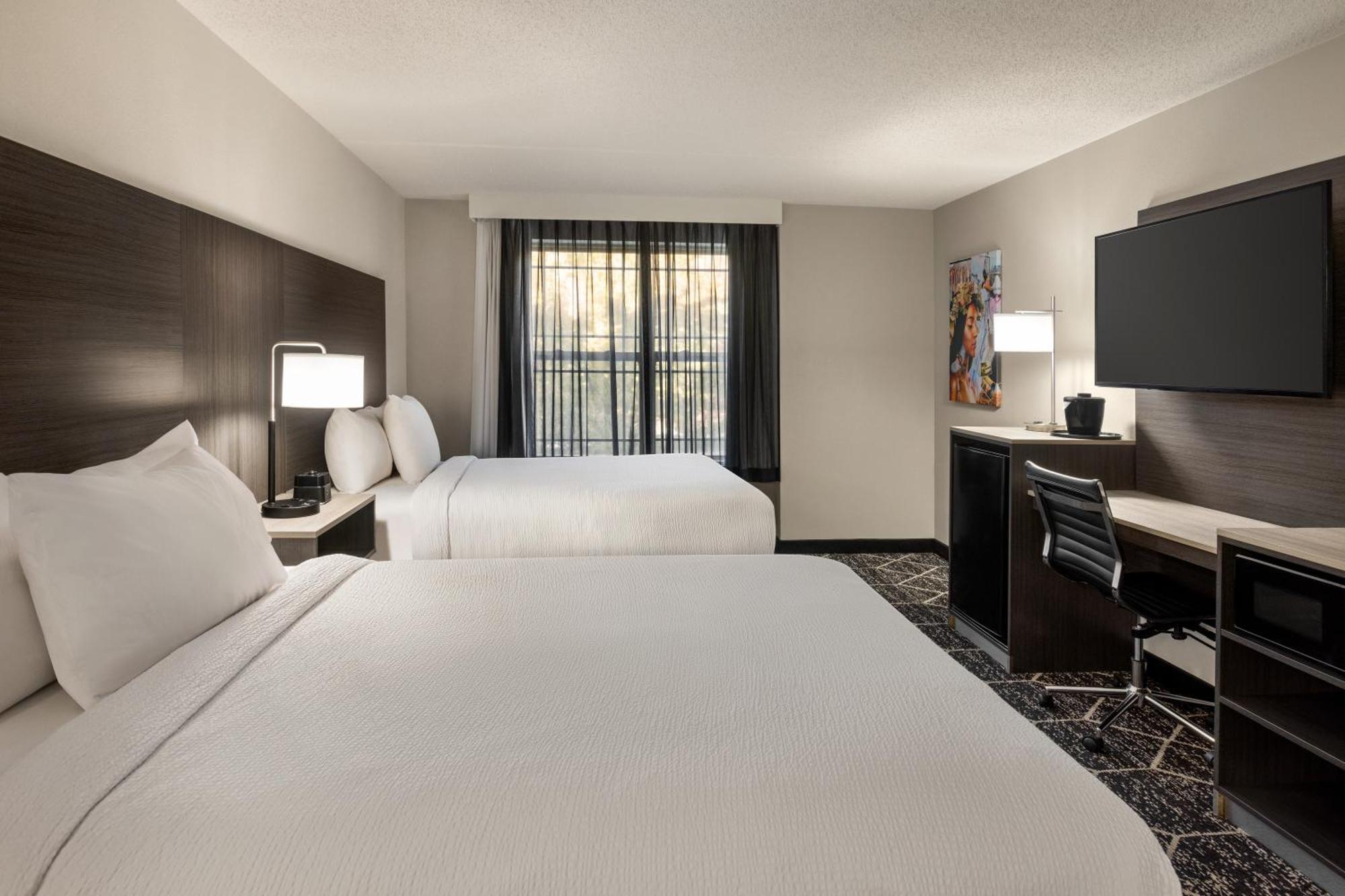 La Quinta Inn & Suites By Wyndham Lake George Ngoại thất bức ảnh