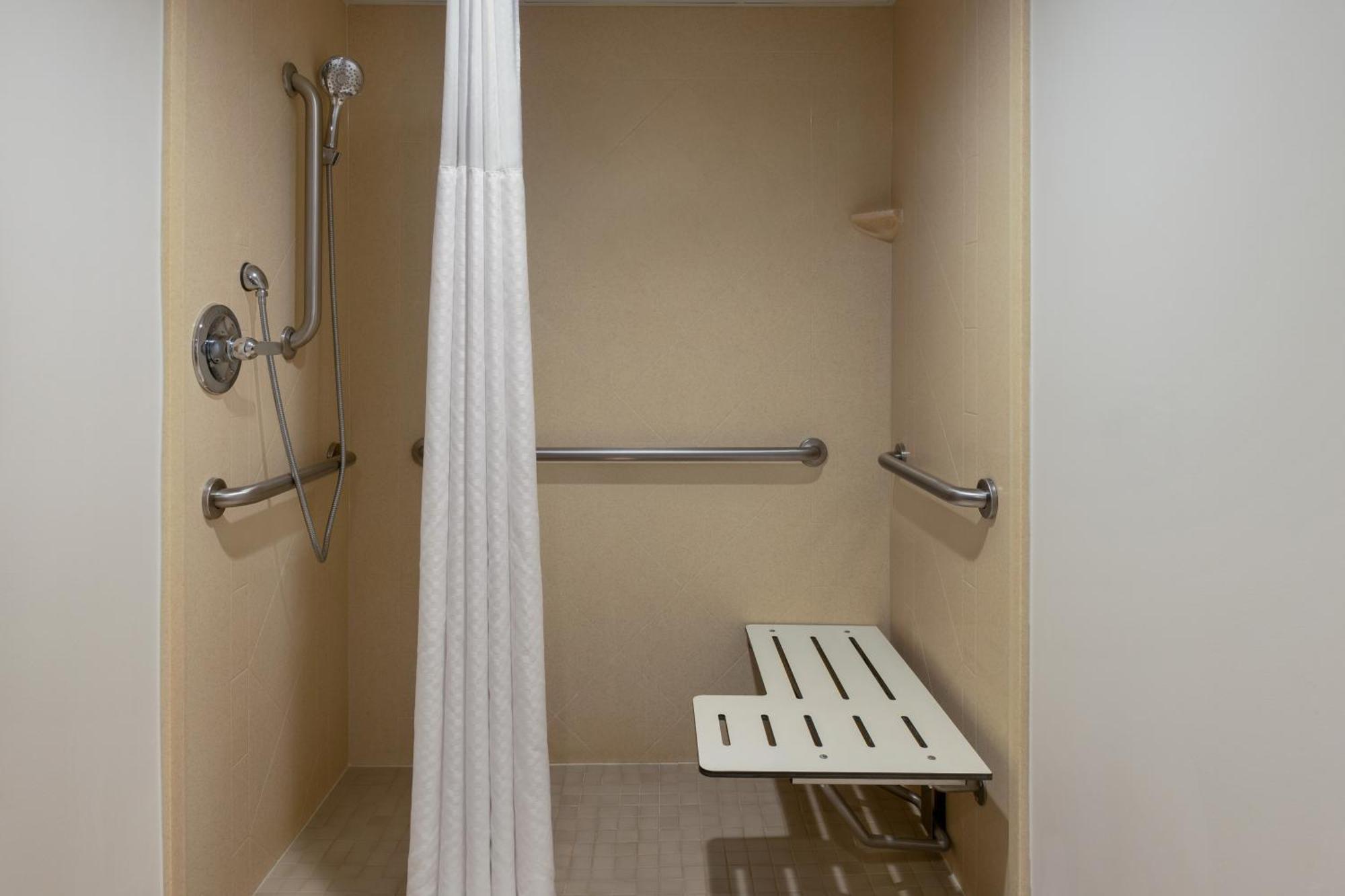 La Quinta Inn & Suites By Wyndham Lake George Ngoại thất bức ảnh