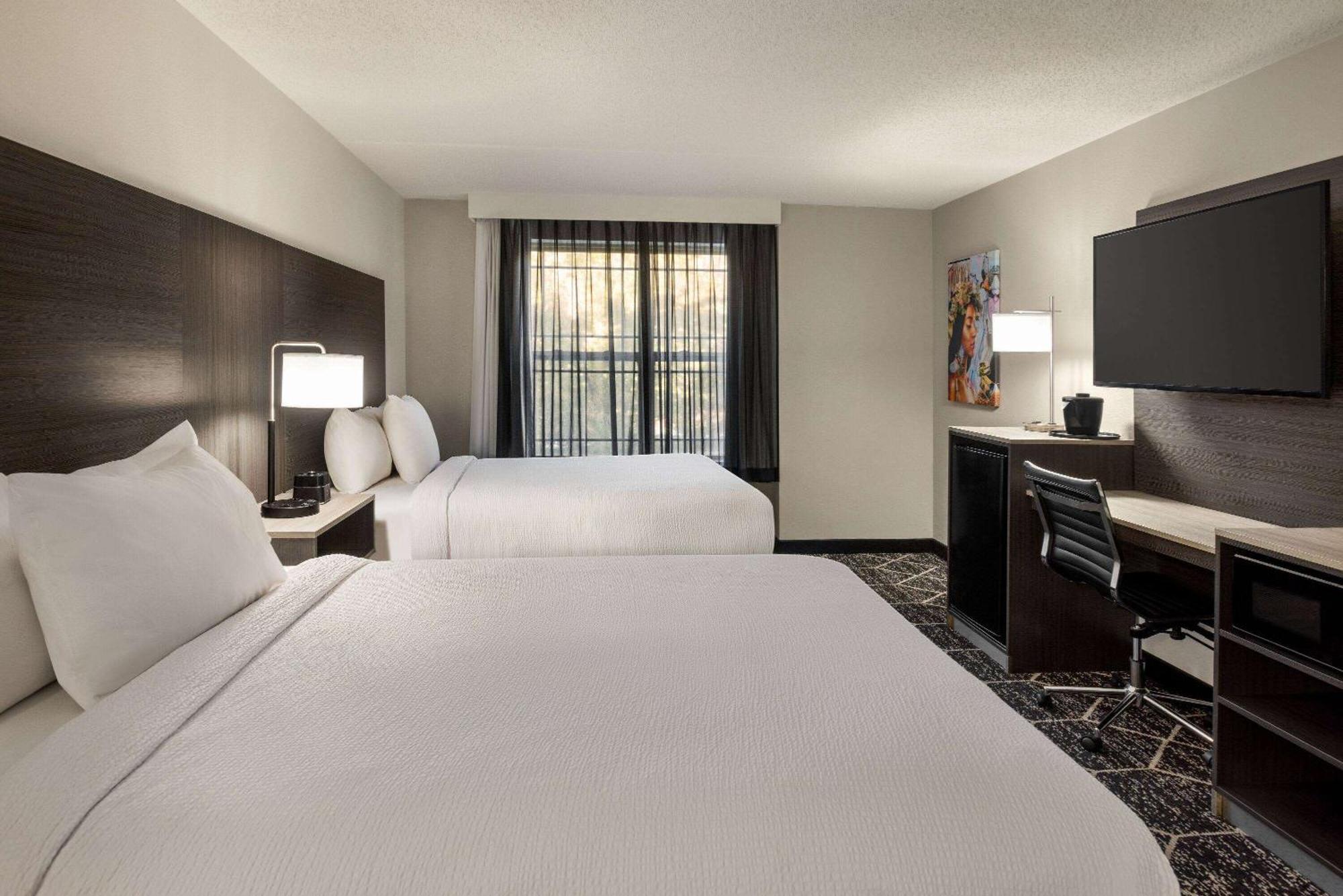 La Quinta Inn & Suites By Wyndham Lake George Ngoại thất bức ảnh