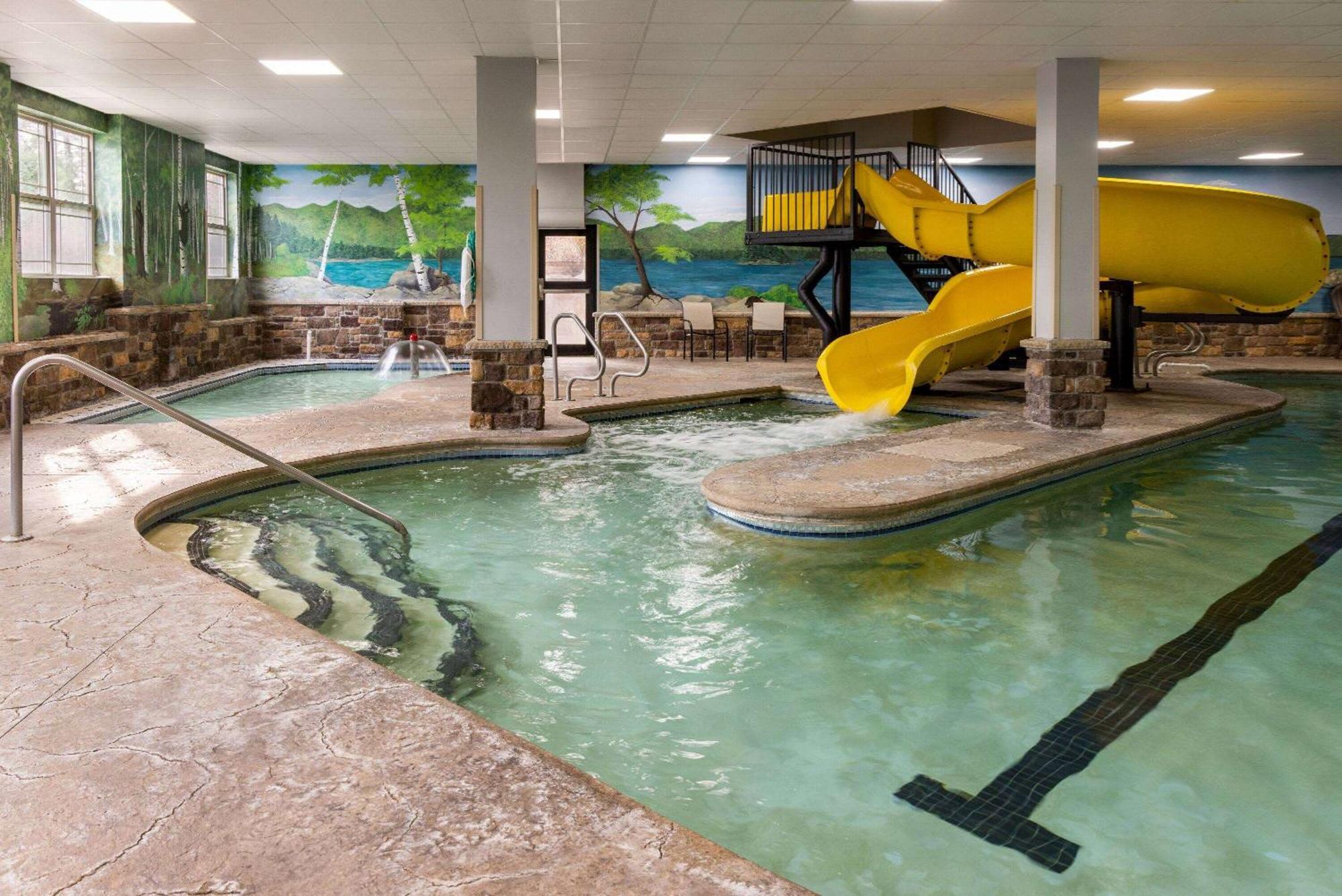 La Quinta Inn & Suites By Wyndham Lake George Ngoại thất bức ảnh