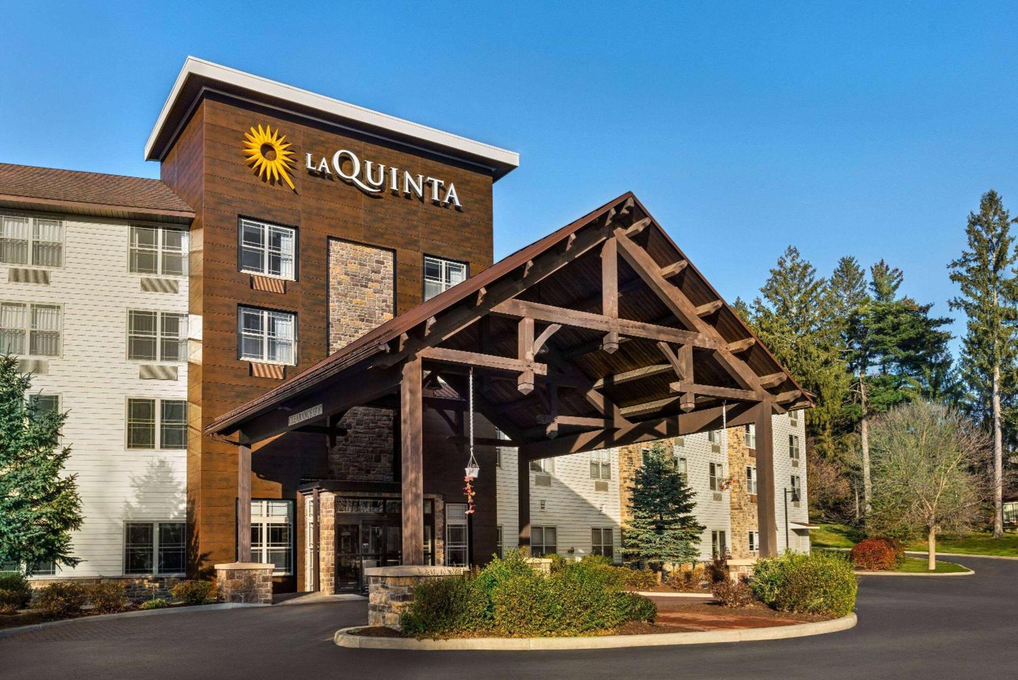 La Quinta Inn & Suites By Wyndham Lake George Ngoại thất bức ảnh