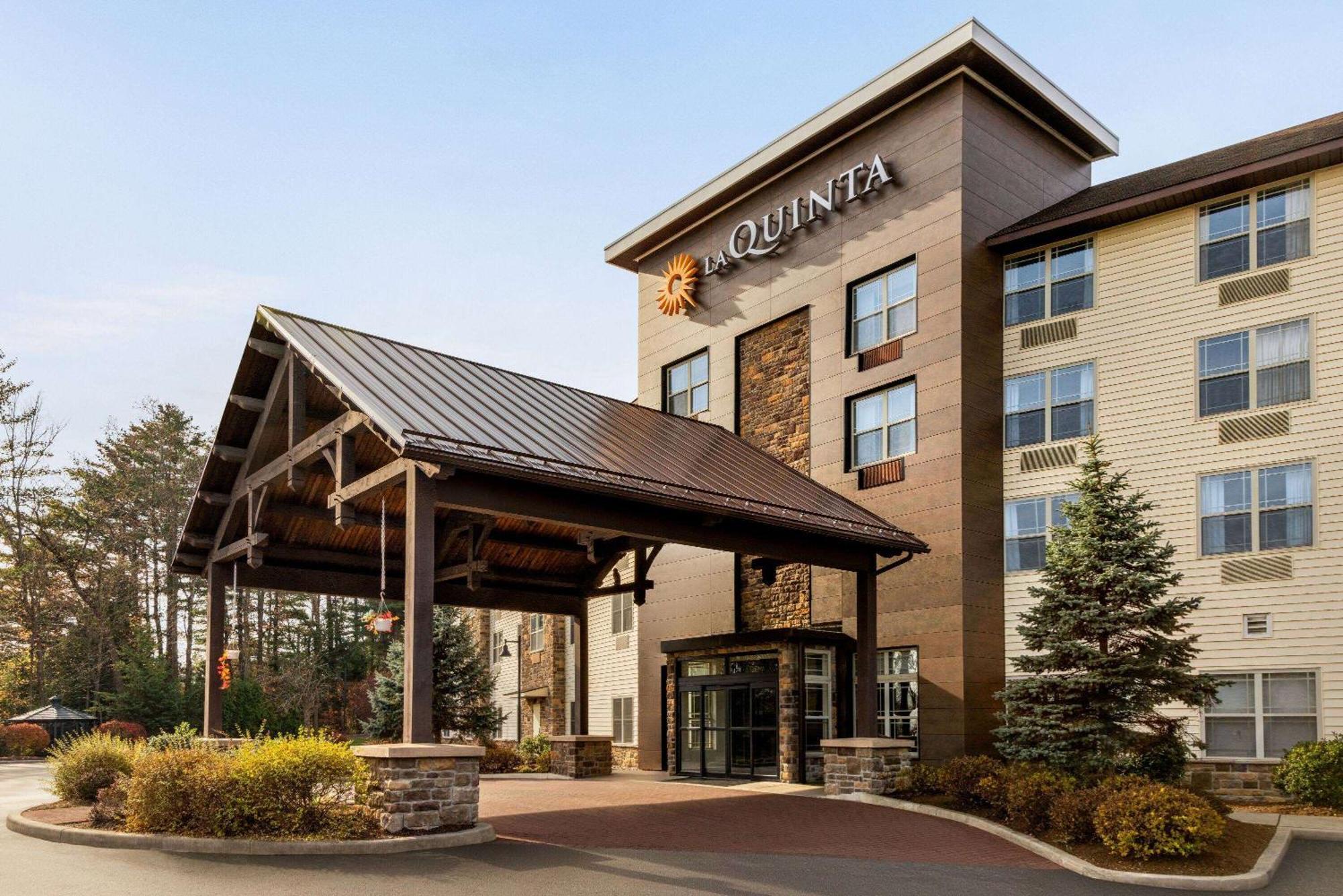 La Quinta Inn & Suites By Wyndham Lake George Ngoại thất bức ảnh